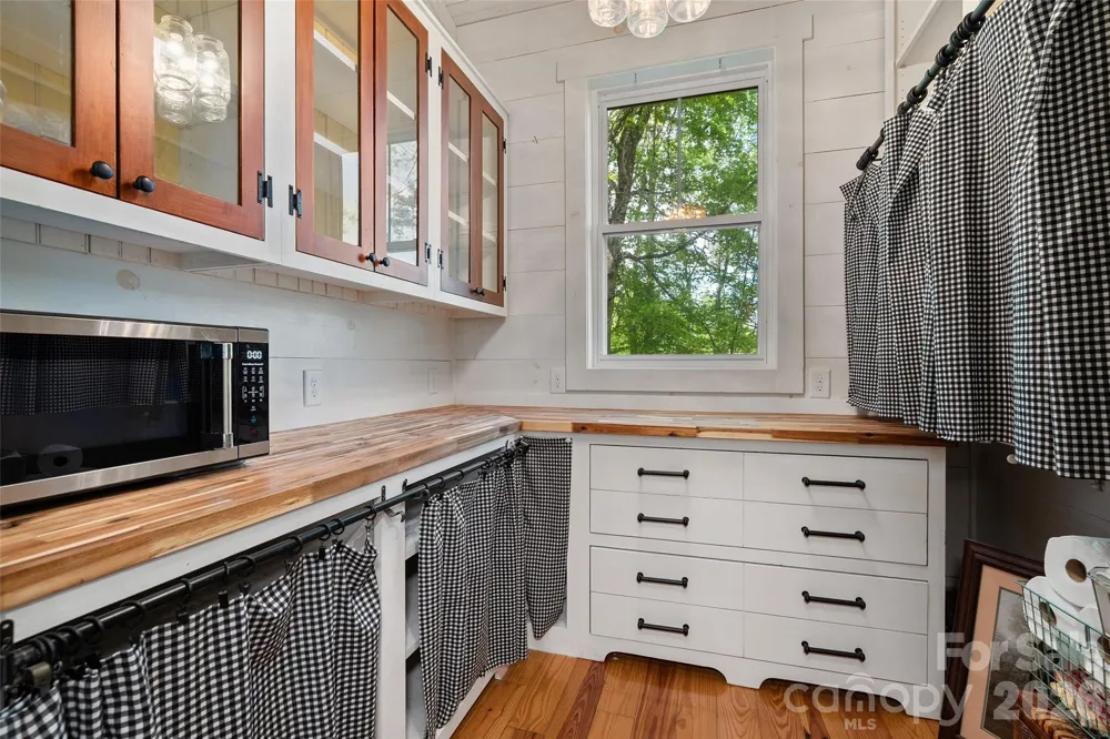 580 Split Pine Cove Clyde, NC 28721