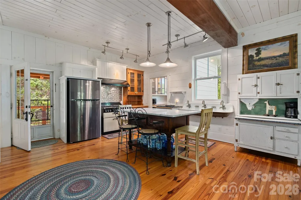 580 Split Pine Cove Clyde, NC 28721