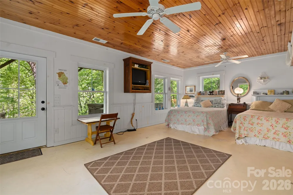 580 Split Pine Cove Clyde, NC 28721