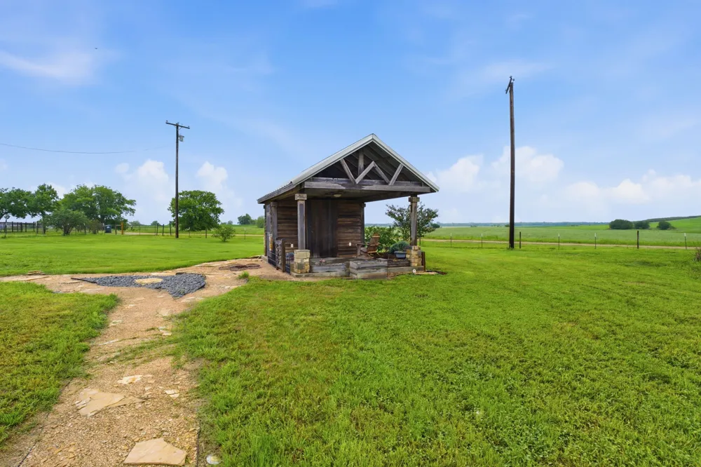 1000 County Road 458 Coupland, TX 78615