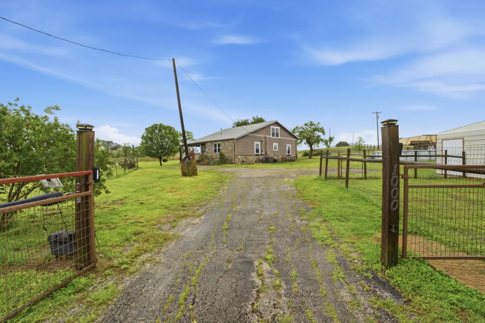 1000 County Road 458 Coupland, TX 78615