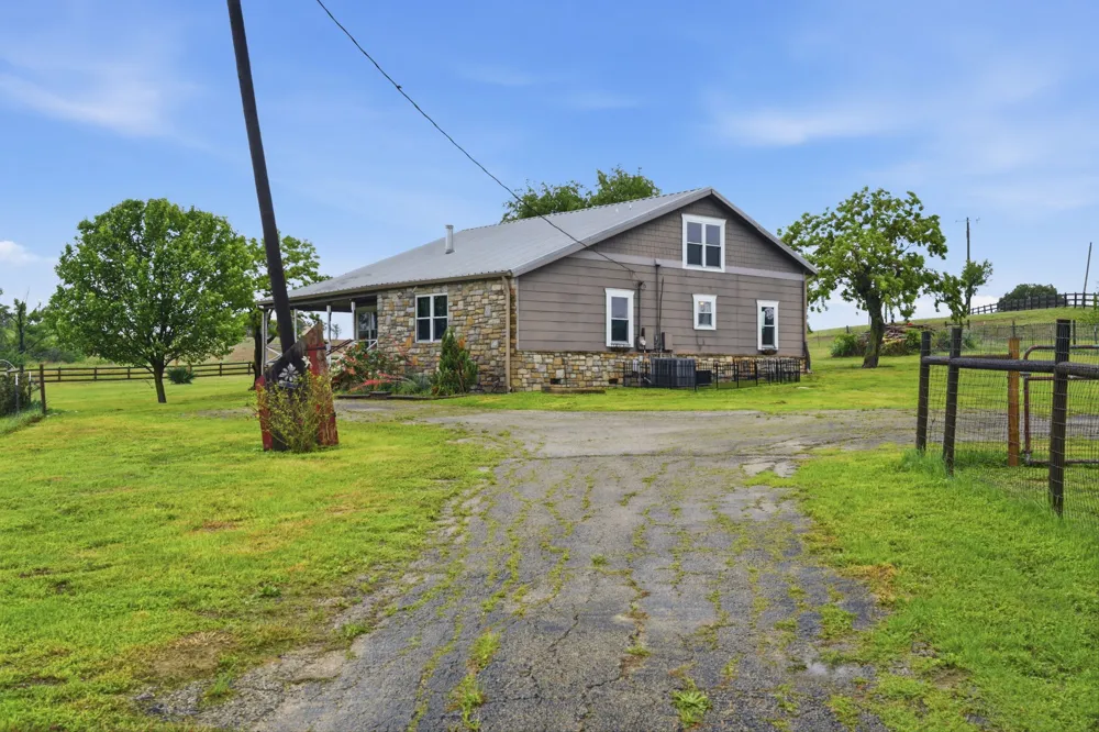 1000 County Road 458 Coupland, TX 78615