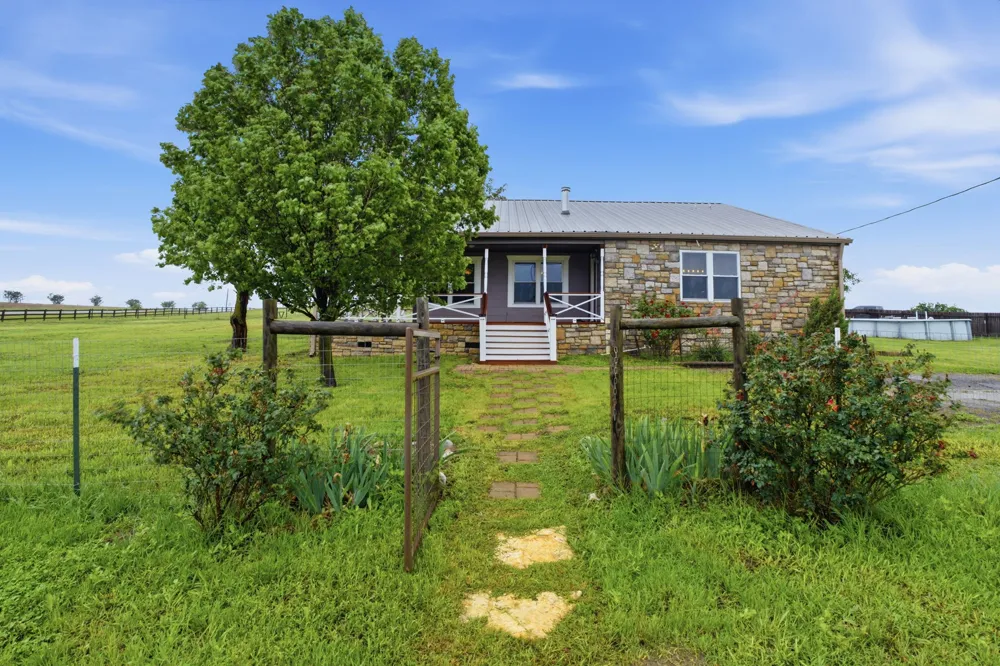 1000 County Road 458 Coupland, TX 78615