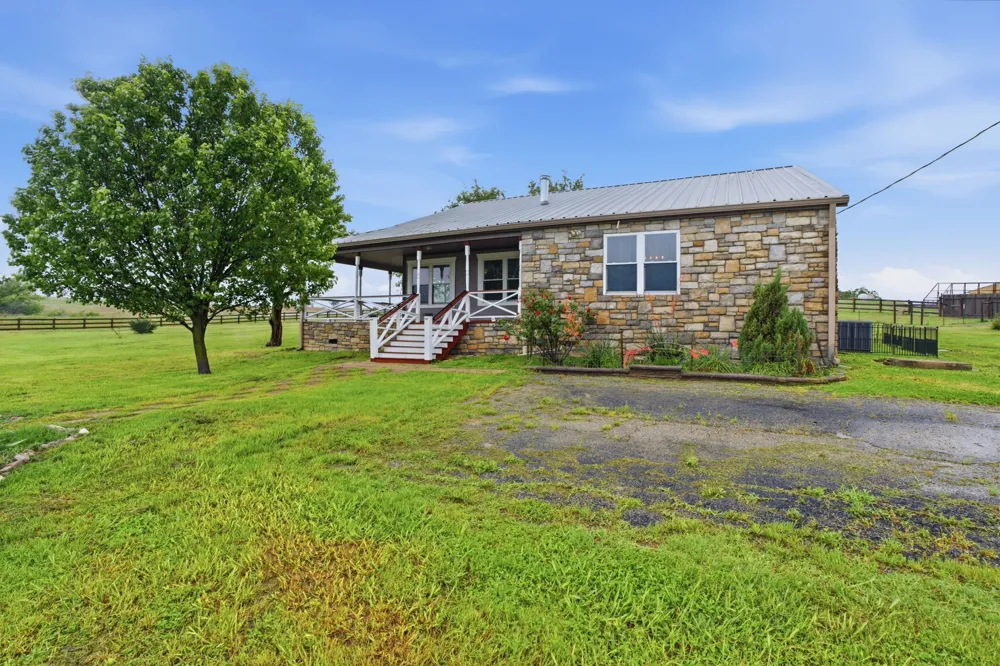 1000 County Road 458 Coupland, TX 78615