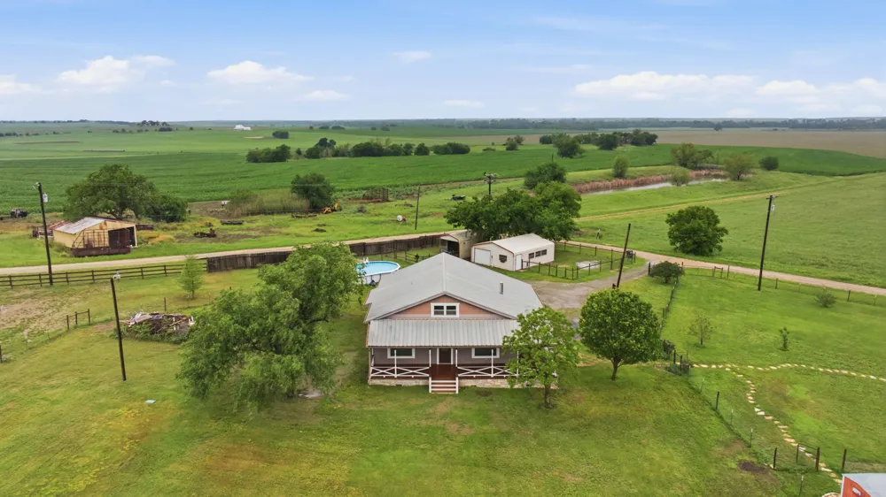1000 County Road 458 Coupland, TX 78615