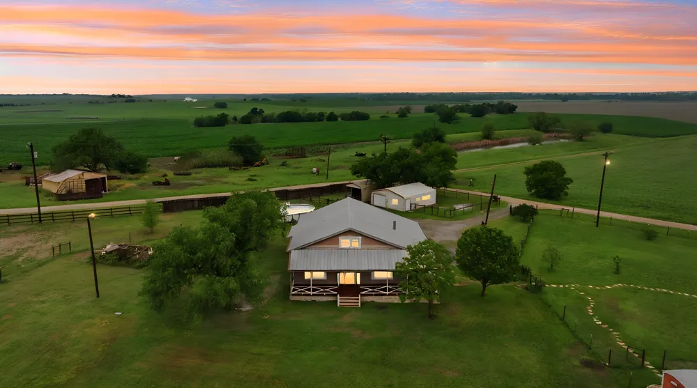 1000 County Road 458 Coupland, TX 78615