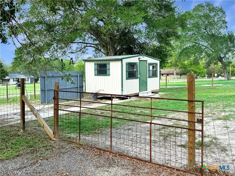 821 S Mill Street Flatonia, TX 78941