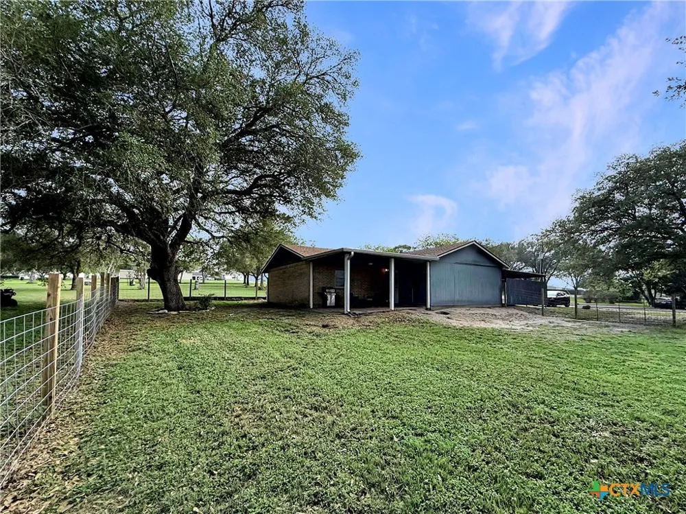 821 S Mill Street Flatonia, TX 78941