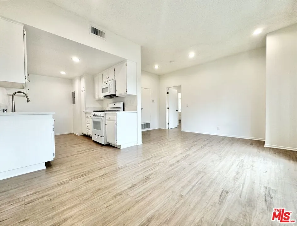 12235 Magnolia #306 Los Angeles, CA 91607