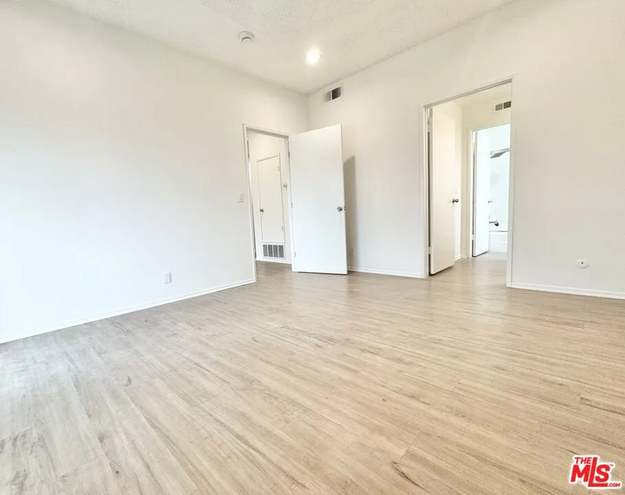 12235 Magnolia #306 Los Angeles, CA 91607