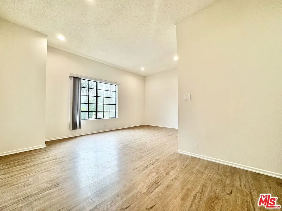 12235 Magnolia #306 Los Angeles, CA 91607