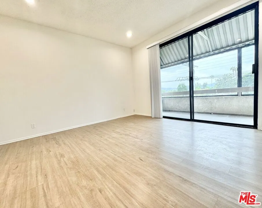 12235 Magnolia #306 Los Angeles, CA 91607