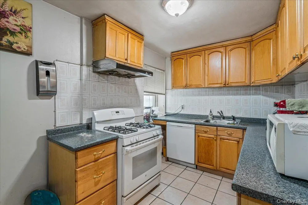 144-55 Melbourne Ave #2E Flushing, NY 11367