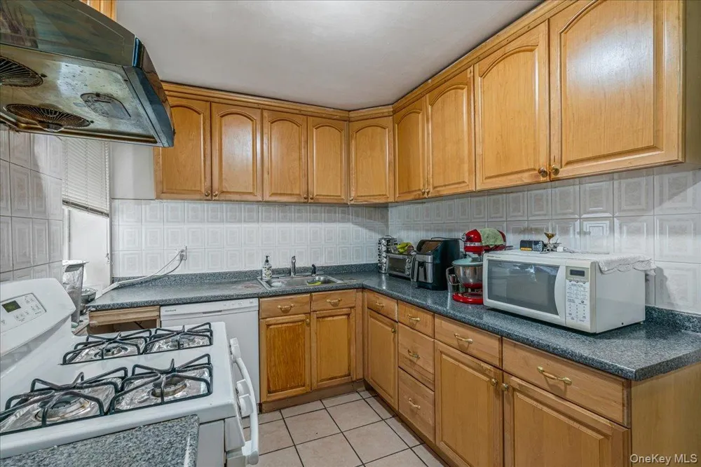 144-55 Melbourne Ave #2E Flushing, NY 11367