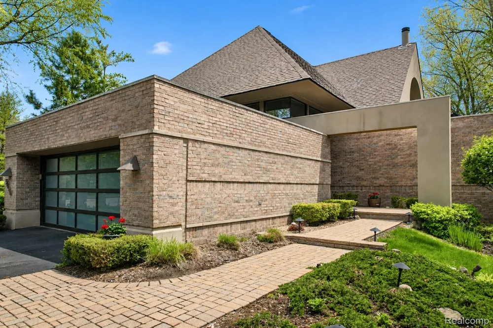 5044 Christy Court Troy City, MI 48098