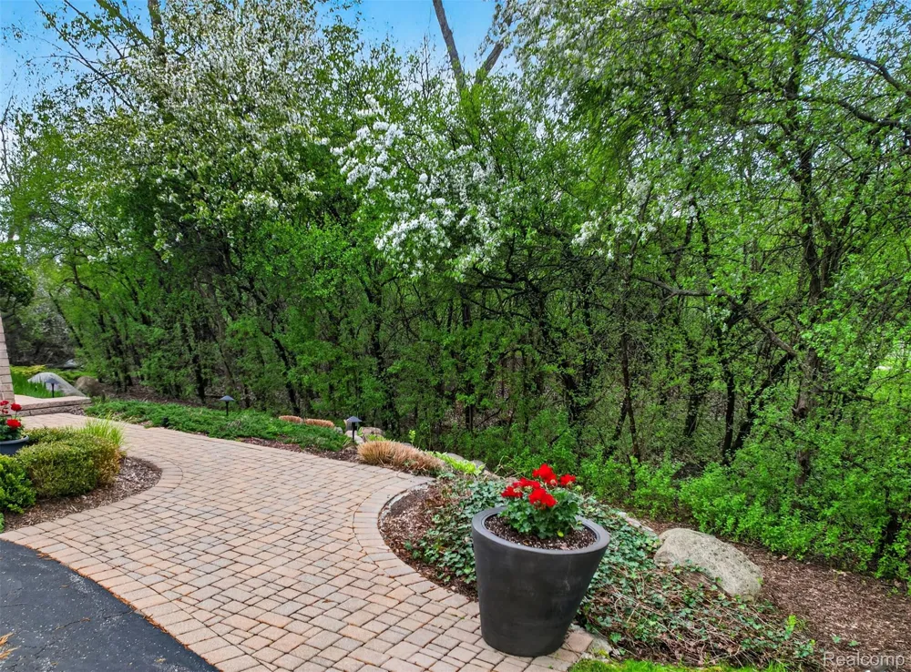 5044 Christy Court Troy City, MI 48098