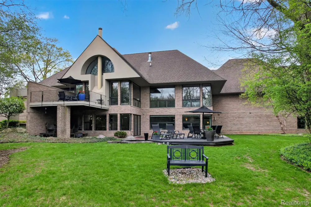 5044 Christy Court Troy City, MI 48098