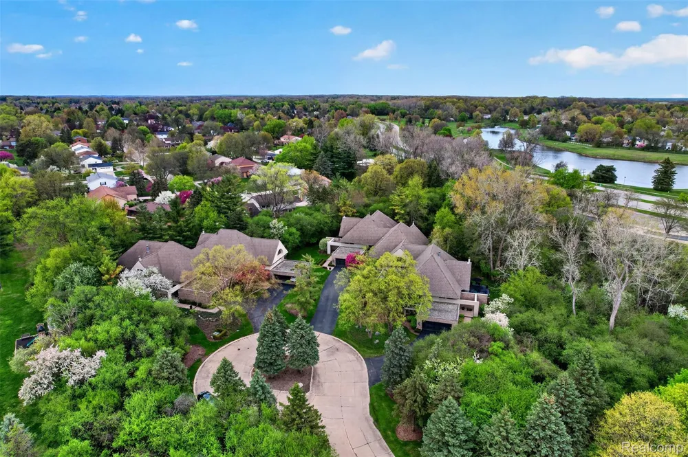 5044 Christy Court Troy City, MI 48098