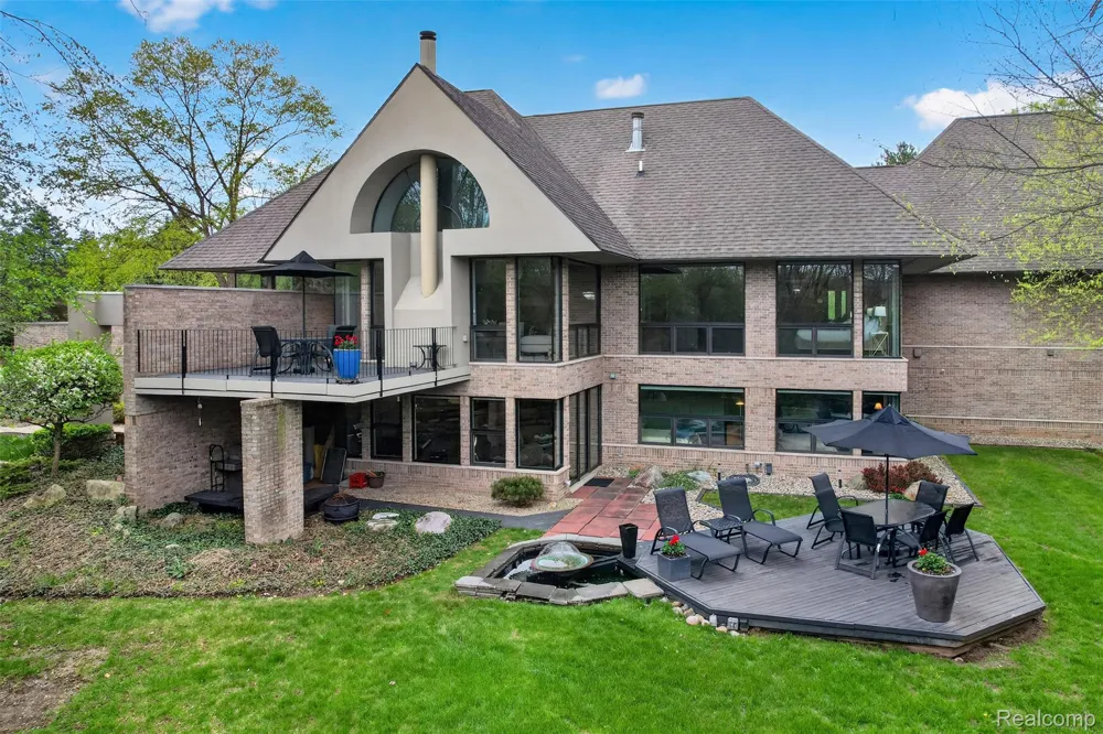 5044 Christy Court Troy City, MI 48098