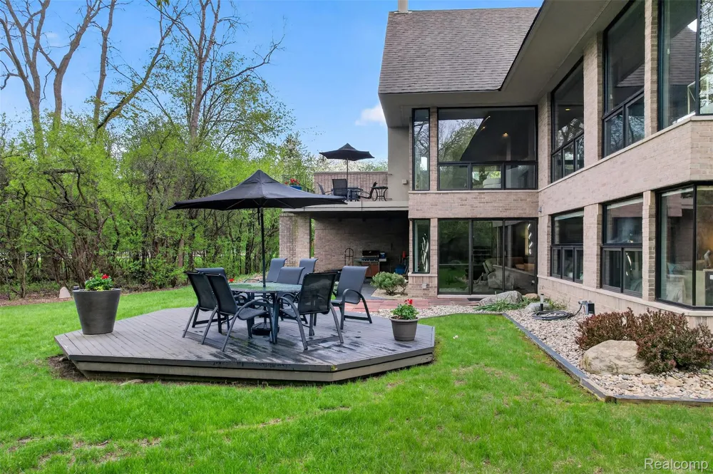 5044 Christy Court Troy City, MI 48098