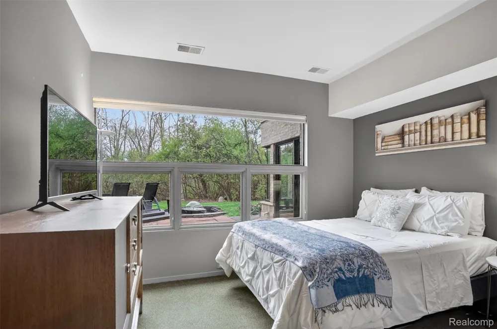 5044 Christy Court Troy City, MI 48098