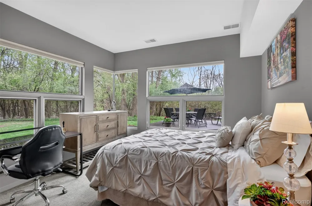 5044 Christy Court Troy City, MI 48098
