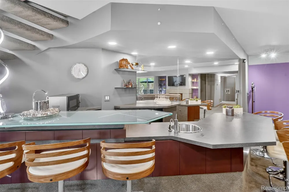 5044 Christy Court Troy City, MI 48098