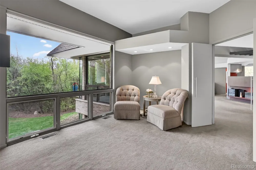 5044 Christy Court Troy City, MI 48098