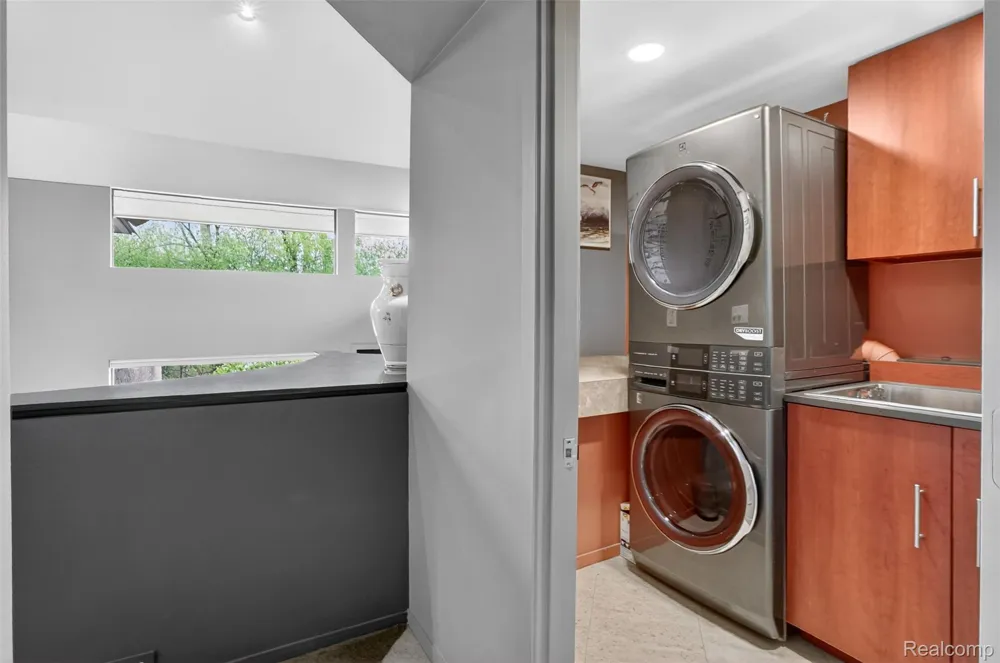 5044 Christy Court Troy City, MI 48098