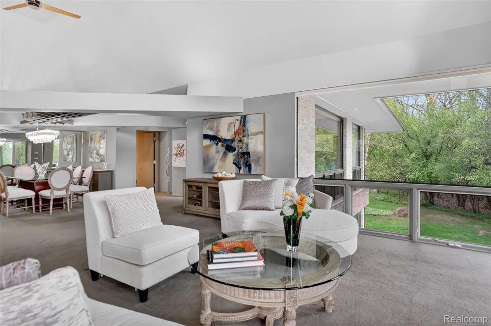 5044 Christy Court Troy City, MI 48098