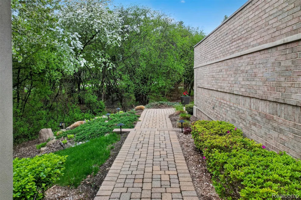 5044 Christy Court Troy City, MI 48098