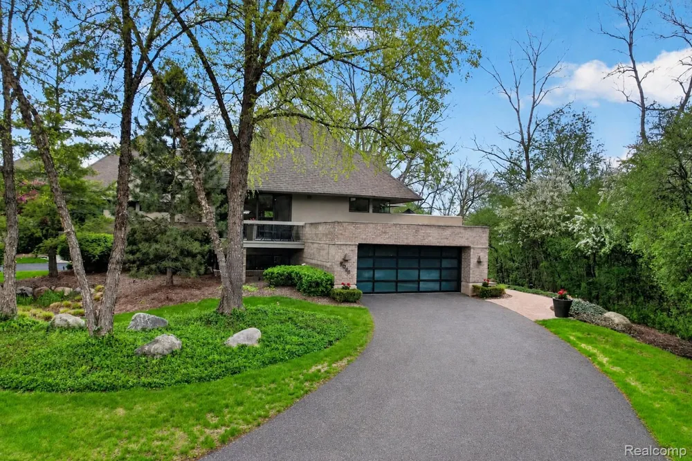 5044 Christy Court Troy City, MI 48098