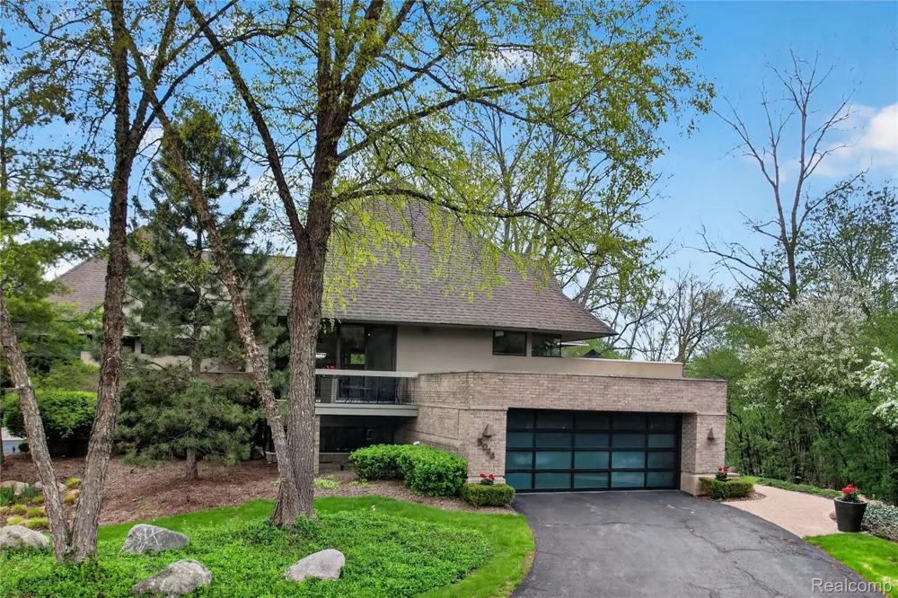 5044 Christy Court Troy City, MI 48098