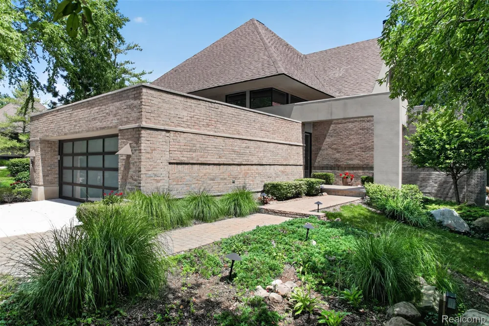 5044 Christy Court Troy City, MI 48098