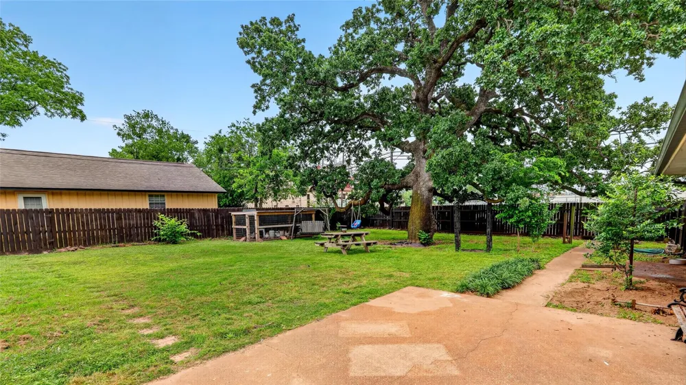 405 N Main Street Franklin, TX 77856