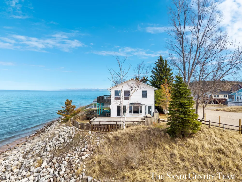2767 Lakeshore Drive Mears, MI 49436