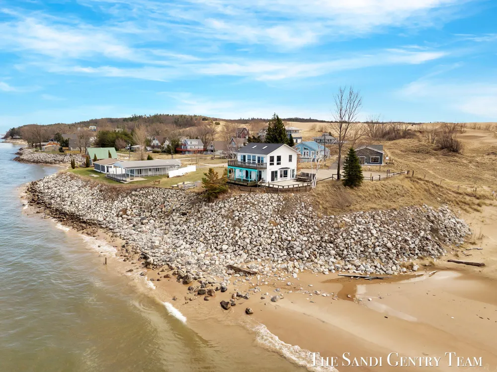 2767 Lakeshore Drive Mears, MI 49436