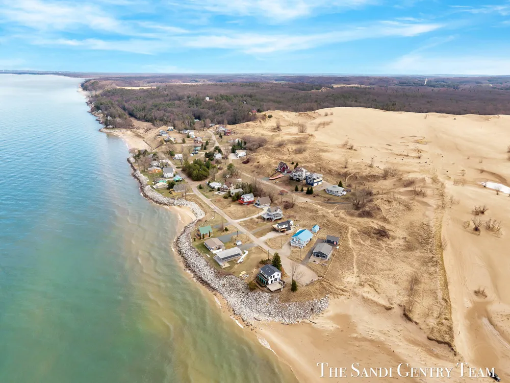 2767 Lakeshore Drive Mears, MI 49436
