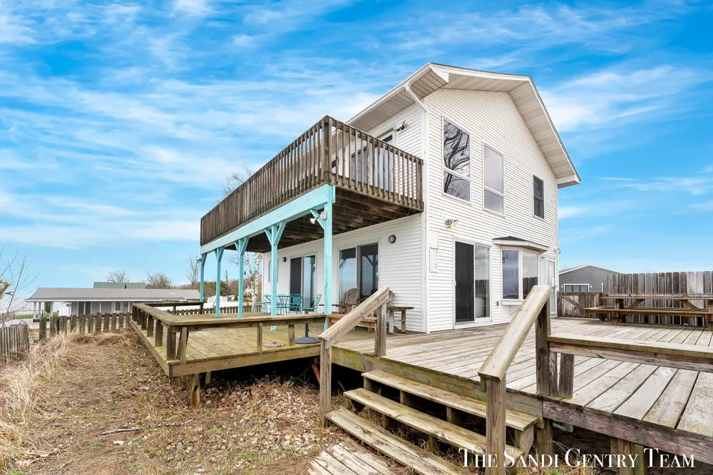 2767 Lakeshore Drive Mears, MI 49436
