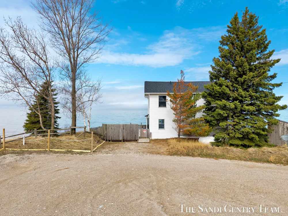 2767 Lakeshore Drive Mears, MI 49436