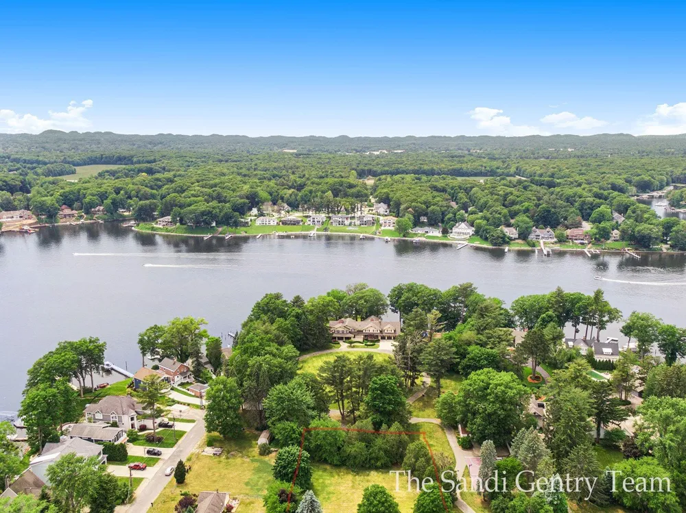 18635 Fruitport Road Spring Lake, MI 49456