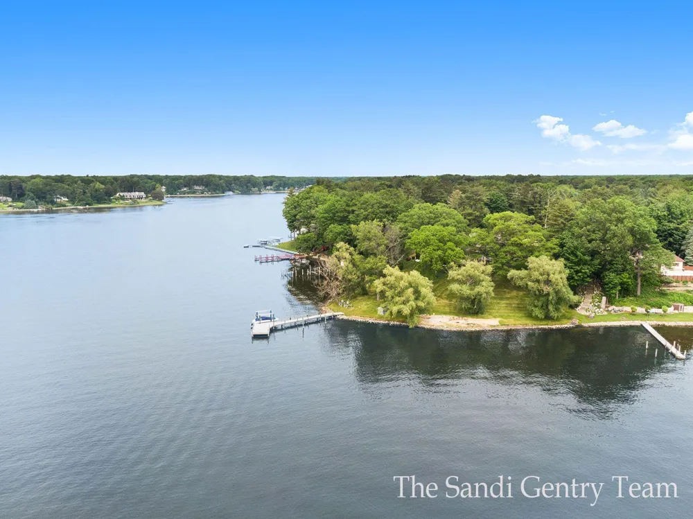 18635 Fruitport Road Spring Lake, MI 49456