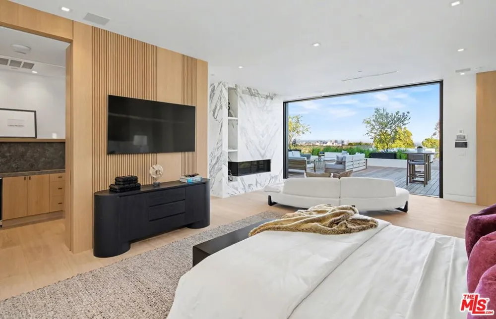 1830 Mango Way Los Angeles, CA 90049