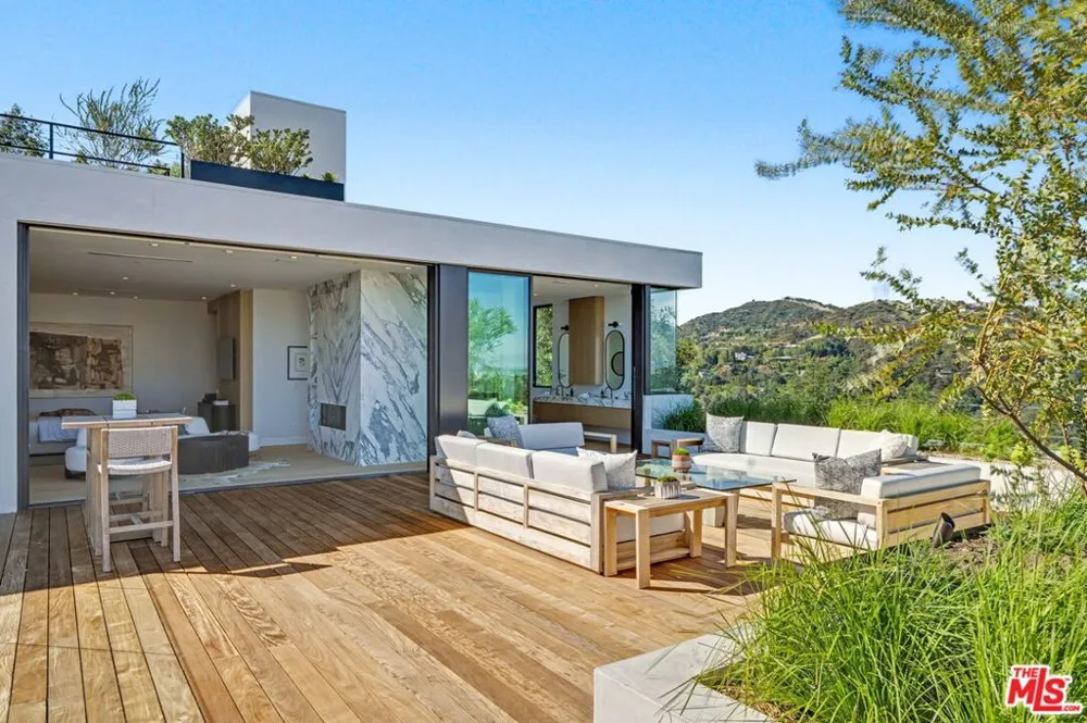 1830 Mango Way Los Angeles, CA 90049