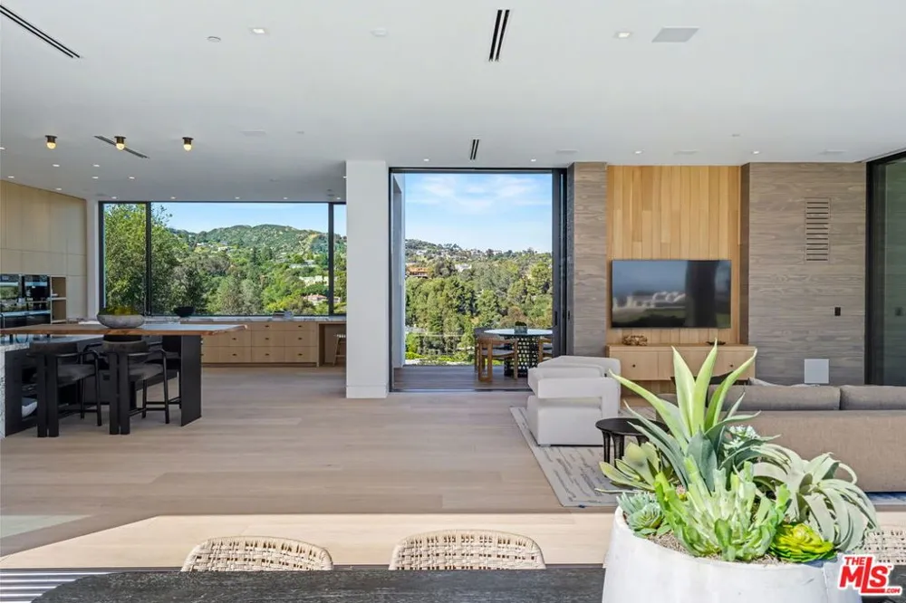 1830 Mango Way Los Angeles, CA 90049