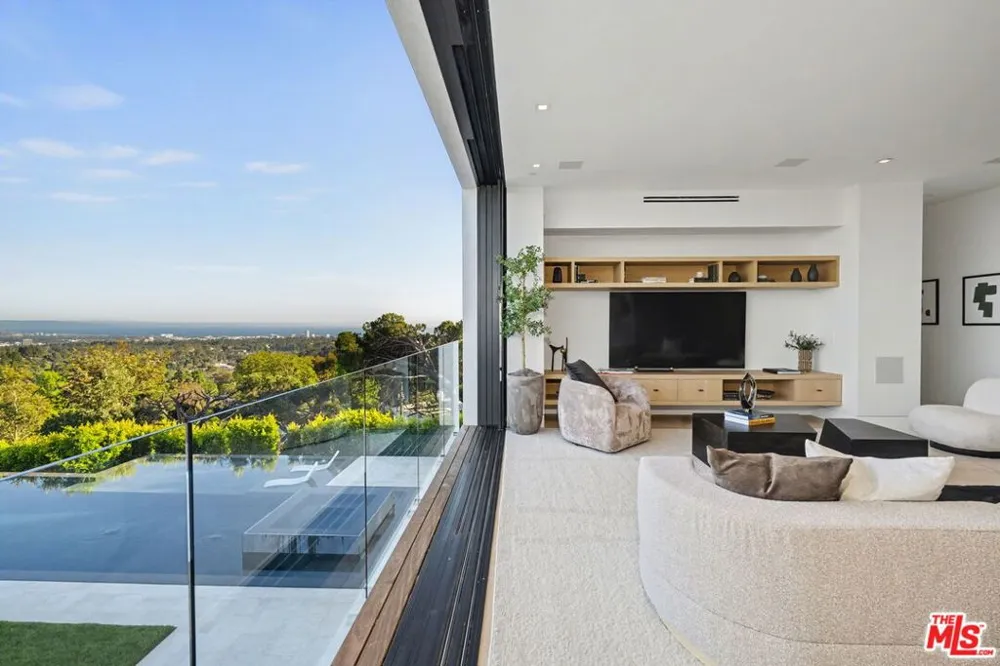 1830 Mango Way Los Angeles, CA 90049