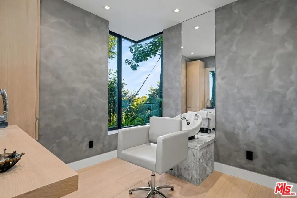 1830 Mango Way Los Angeles, CA 90049