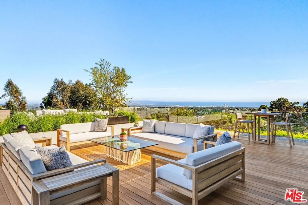 1830 Mango Way Los Angeles, CA 90049