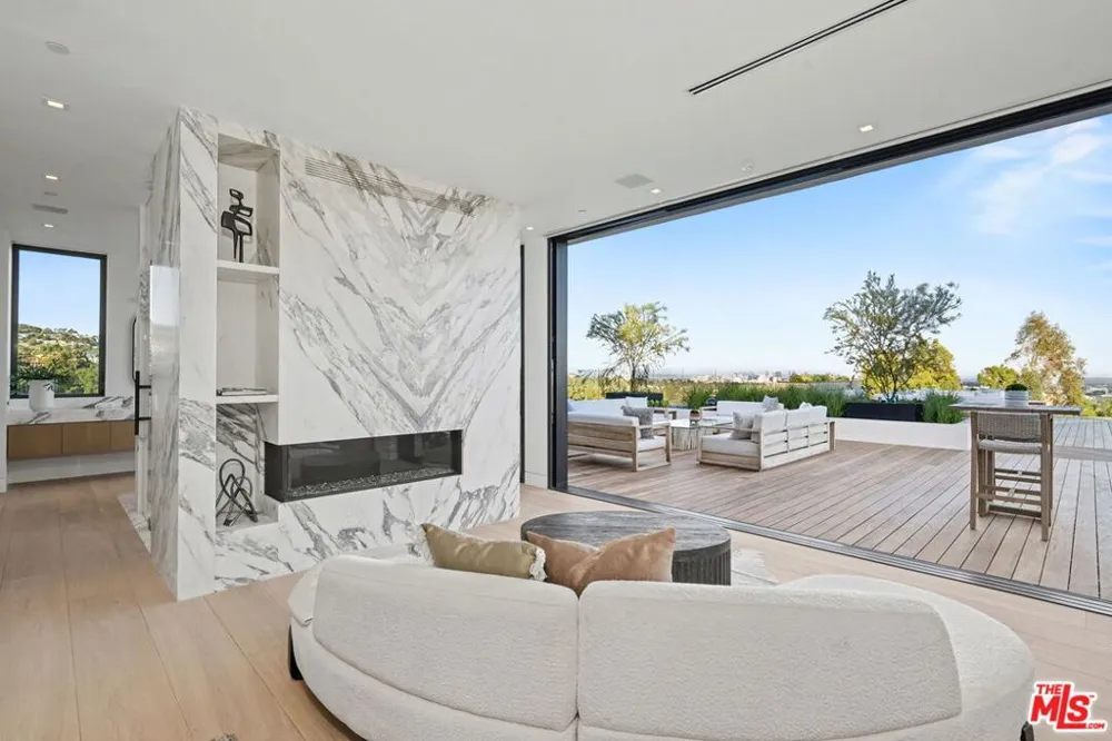 1830 Mango Way Los Angeles, CA 90049