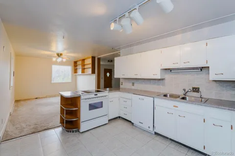 2 W Diamond Avenue